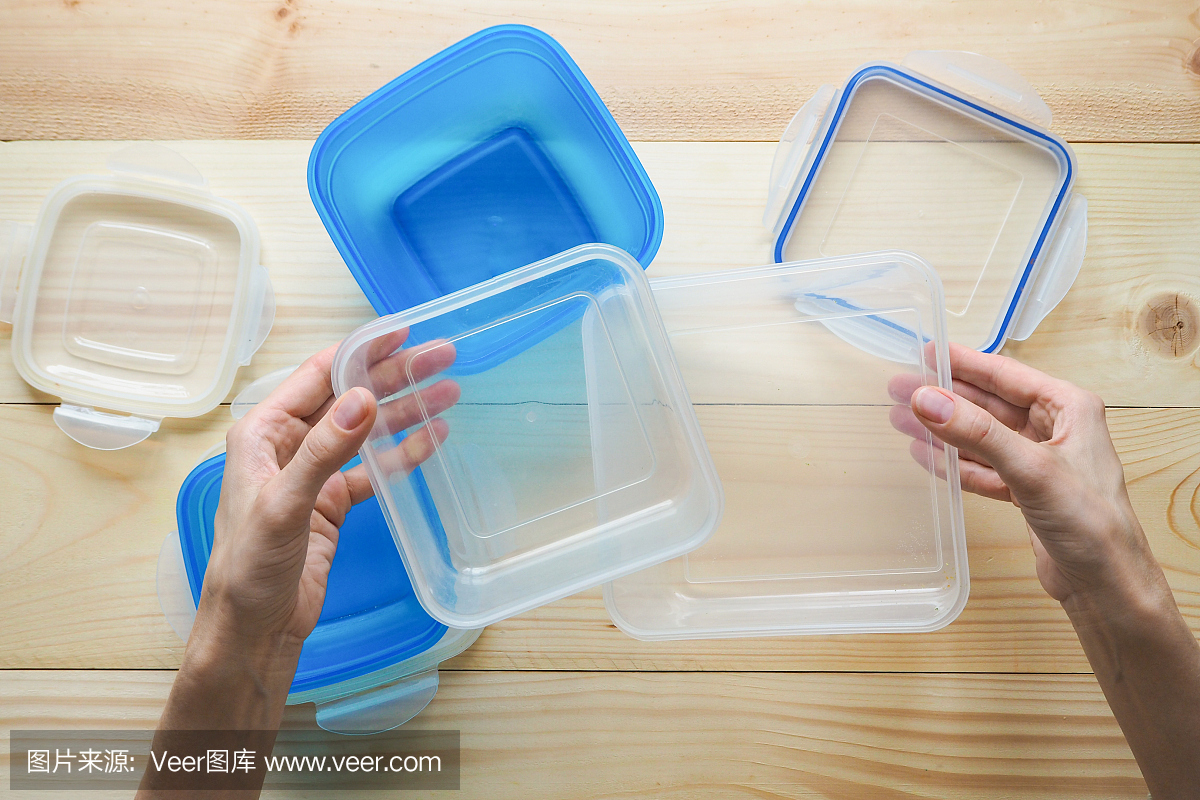 清空储存食物的塑料容器。